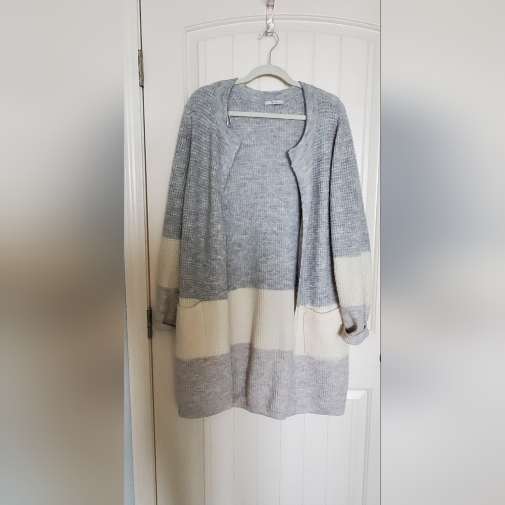 Womans Long Gray/Cream Cardigan/Sweater size L in Perfect Condition